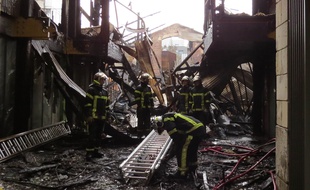 Les dégâts de l'incendie qui a ravagé la Cantine numérique sont spectaculaires.