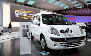 Les premiers véhicules électriques de Renault arriveront vendredi dans les concessions, une étape majeure pour le constructeur automobile français qui a beaucoup misé sur cette technologie.