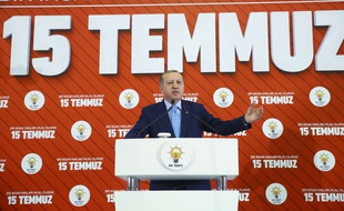 Le président Erdogan lors d'un discours commémorant la tentative ratée de putsch, vendredi 14 juillet.