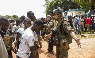 Des soldats français sécurisent l'entrée de l'aéroport de Bangui le 12 décembre 2013