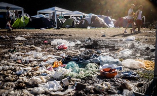 Les déchets abandonnés sur le site du festival de Roskilde, au Danemark.