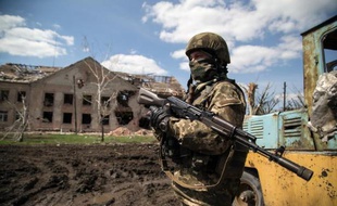 Un soldat ukrainien dans le village de Pesky près de Donetsk, le 23 avril 2015