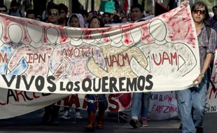 Des étudiants défilent devant le ministère de la Justice à Mexico, le 15 octobre 2014, lors d'une manifestation pour les 43 étudiants disparus à Iguala, dans l'Etat du Guerrero