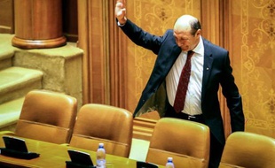 La Roumanie a commencé samedi à préparer un référendum crucial pour son avenir sur la destitution du président Traian Basescu votée vendredi par le Parlement, tandis que les Etats-Unis se sont joints à l'Europe pour dénoncer des menaces sur l'équilibre démocratique du pays.