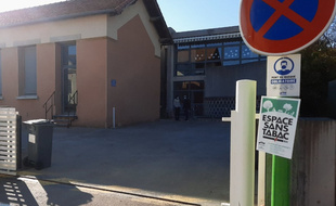 Un panneau annonçant l'interdiction de fumer, près d'une école, à Baillargues