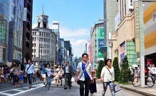 Dans le quartier commerçant de Ginza, à Tokyo, le 14 juin 2014