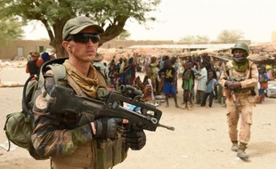 Soldats français lors d'une opération anti-terroriste le 4 juin 2015 dans le village de Bintagoungou près de Tombouctou au Mali