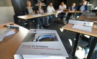 Un manuel lors d'une session de l'EAJF, l'Ecole pour agents de joueurs de football, au stade Vélodrome, le 7 octobre 2015 à Marseille