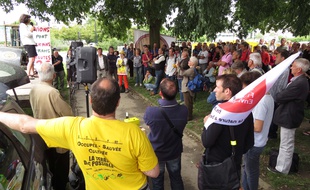 Les opposants à l'aéroport se sont réunis non loin du tribunal administratif de Nantes ce jeudi.