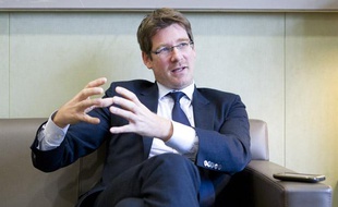 Pascal Canfin, Ministre délégué auprès du ministre des Affaires étrangères, chargé du Developpement, dans son bureau à Paris, le 3 décembre 2012.