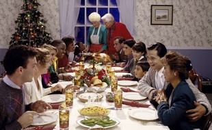 La joie (un chouïa simulée) lors d'un repas de Noël en famille