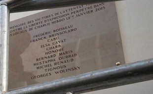 Le nom du dessinateur Georges Wolinski, mal orthographié sur la plaque commémorative, dévoilée le 5 janvier 2015 à Paris