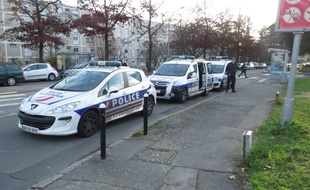 A Nantes le 09 décembre 2014- Une opération de fouille de caves est menee par la police dans les quartiers Nord et Bottiere