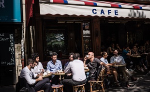 Une terrasse de café à Paris (illustration).