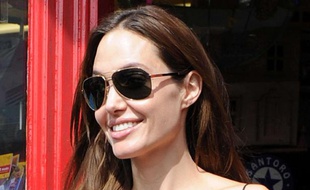 Angelina Jolie à Richmond dans le Surrey (Royaume-Uni), le 15 août 2011.
