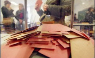 Les Français qui veulent voter aux élections présidentielle et législatives de 2007 ont jusqu'au samedi 30 décembre pour s'inscrire sur les listes électorales, ce que deux millions de personnes en âge de voter n'avaient toujours pas fait à un mois et demi de l'échéance.