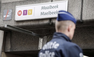 Un policier belge le 23 mars 2016 à l'entrée de la station de métro Maelbeek, où un kamikaze s'est fait sauter à Bruxelles.
