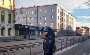 Un officier de police devant le FSB après une explosion, le 31 octobre 2018.