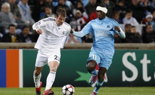 Mamadou Niang (en bleu) au duel avec le milieu du Real Madrid, Rafael Van Der Vaart, le 8 décembre 2009 à Marseille.