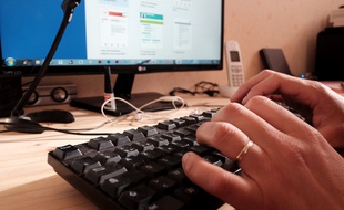 Une personne en télétravail durant le confinement.
