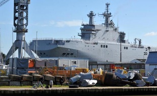 Le navire de guerre Vladivostok de type Mistral commandé par la Russie, sur le chantier naval STX dans l'ouest de la France le 5 mars 2014