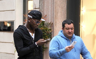 Balotelli en compagnie de Mino Railoa, à Milan