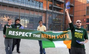 Ce texte prévoit un nouveau référendum en Irlande d'ici novembre 2009, date actuelle de la fin du mandat de la Commission européenne. Les électeurs irlandais l'avaient une première fois rejeté en juin dernier