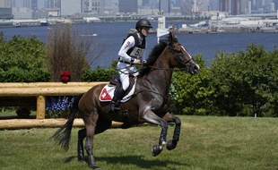 Le Suisse Robin Godel, sur son cheval Jet Set, lors de la compétition de Cross Country des JO le 1er août 2021, à Tokyo, Japan. (AP Photo/Alessandra Tarantino)