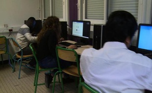 Capture d'écran d'une vidéo AFP montrant des élèves de 3e consultant un site pour chercher un stage dans un collège de la banlieue parisienne, en novembre 2014