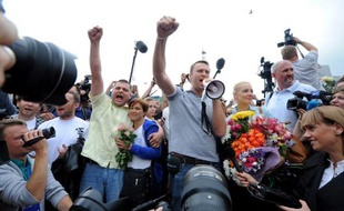 "Alexeï!", scandaient des centaines de supporters d'Alexeï Navalny, en saluant cet opposant numéro un à Vladimir Poutine dans une gare de Moscou où il a été reçu en héros samedi, après avoir été condamné à cinq ans de camp dans un procès dénoncé comme politiquement motivé.