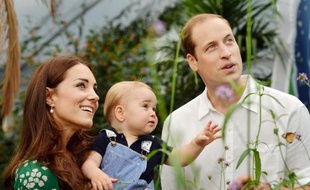 Photo officielle du prince William et de sa femme Kate avec leur fils, le prince George, prise lors d'une visite au muséum d'histoire naturelle de Londres le 2 juillet 2014 et rendue publique à l'occasion du premier anniversaire du prince George