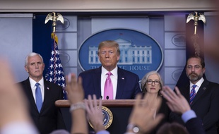 Le président américain répondant aux nombreuses questions sur l'épidémie, lors d'une conférence de presse à la Maison-Blanche le 26 février 2020.