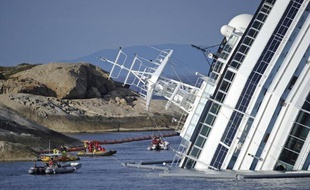 La marine de guerre a ouvert de nouvelles brèches lundi matin dans l'épave du Concordia, afin de permettre la recherche des corps des personnes encore portées disparues après le naufrage du paquebot de croisière le 13 janvier près de l'île italienne du Giglio.
