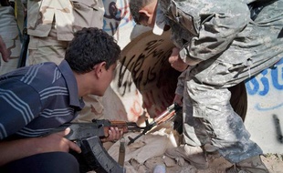Le tunnel où les rebelles libyens disent avoir trouvé Mouammar Kadhafi, le 20 octobre 2011, à Syrte.