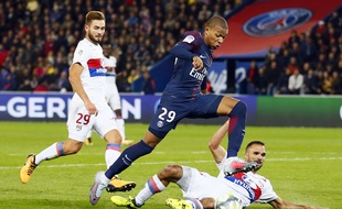 Lucas Tousart et Jérémy Morel, ici face au PSG de Kylian Mbappé, sont deux pièces maîtresse de l'organisation défensive de l'OL cette saison.