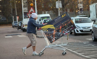 Un client repart avec sa télé pendant le Black Friday 2016