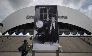 Hommage à Bernard Tapie devant le Stade Vélodrome, à Marseille le 3 octobre 2021.