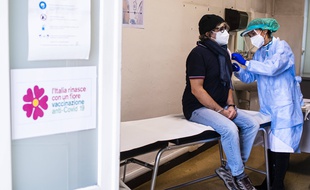 Une patiente se fait vacciner en Italie, le 27 décembre 2020.