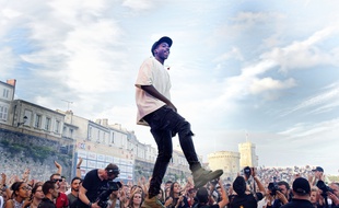 Le rappeur MHD en concert sur la grande scène du festival des Francofolies de la Rochelle, en juillet 2017.