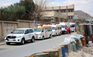 Des ambulances du Croissant rouge syrien attendent de pouvoir entrer dans la Ghouta pour évacuer les civils