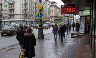 Des piétons dans une rue de Moscou, le 14 février 2014
