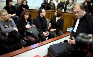 Photo d'archives prise le 5 décembre 2011 montrant la mère du petit Valentin, Véronique Cremault (2eG), au tribunal de Bourg-en-Bresse, au premier jour du procès devant les assises de l'Ain de Stéphane Moitoiret et de Noëlla Hégo.