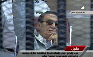 L'ex-président égyptien Hosni Moubarak, poursuivi pour complicité dans le meurtre de centaines de manifestants et corruption, est arrivé samedi matin devant un tribunal du Caire pour un nouveau procès.