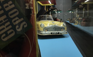 Une vieille petite voiture exposée au MuCem à la veille de Noël