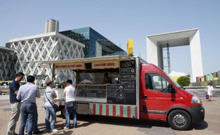 Les "food trucks", ces camions-cantine ambulants qui proposent une cuisine de rue inventive et gastronomique, sont désormais implantés dans le paysage urbain mais il est difficile voire impossible pour les nouveaux de décrocher des autorisations, surtout dans la capitale.