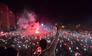 Ekrem Imamoglu fête sa victoire