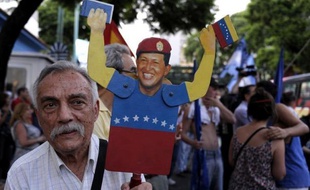 La confirmation de l'absence d'Hugo Chavez à sa prestation de serment jeudi attise le débat constitutionnel qui agite le Venezuela sur la question de la continuité du pouvoir au-delà de cette date, tandis que gouvernement et opposition restent suspendus à une annonce du Tribunal suprême ce mercredi.