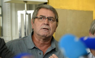 Le pilote français Pascal Fauret parle à la presse, après avoir fui la République dominicaine avec son copilote Bruno Odos, le 27 octobre 2015 à Paris