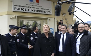 Marine Le Pen photographiée le 13 février 2017 lors d'un déplacement à Menton, à proximité de la frontière italienne.