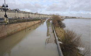La promenade des quais de Bordeaux complètement inondée, hier matin.